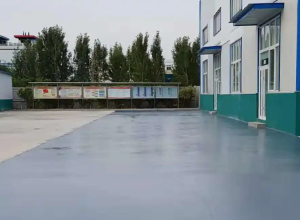 德宏彩色路面喷涂翻新的材料对冬季